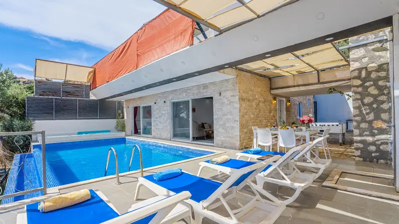 Kalkan’da korunaklı havuzlu kiralık villa