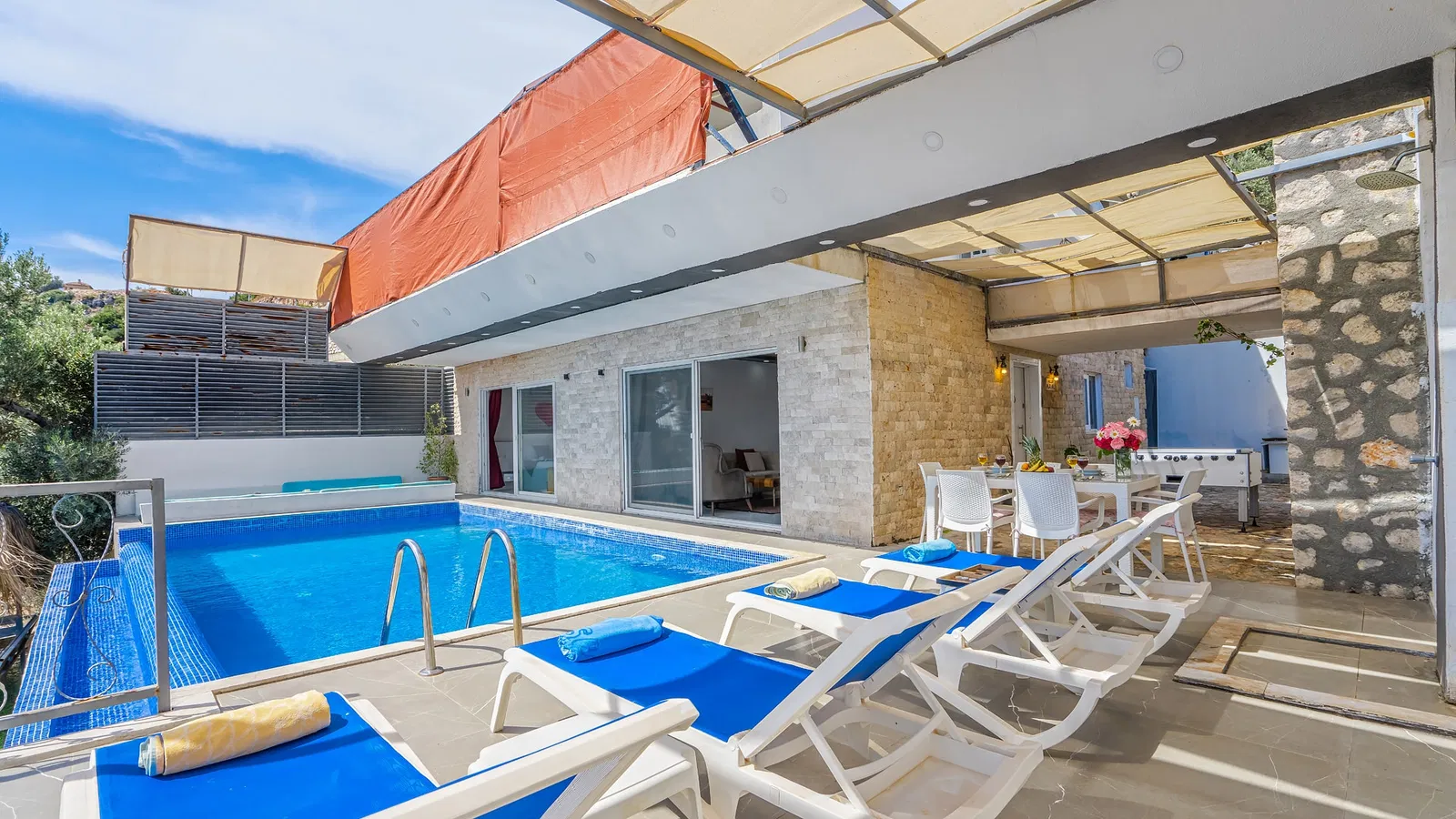 Kalkan’da korunaklı havuzlu kiralık villa