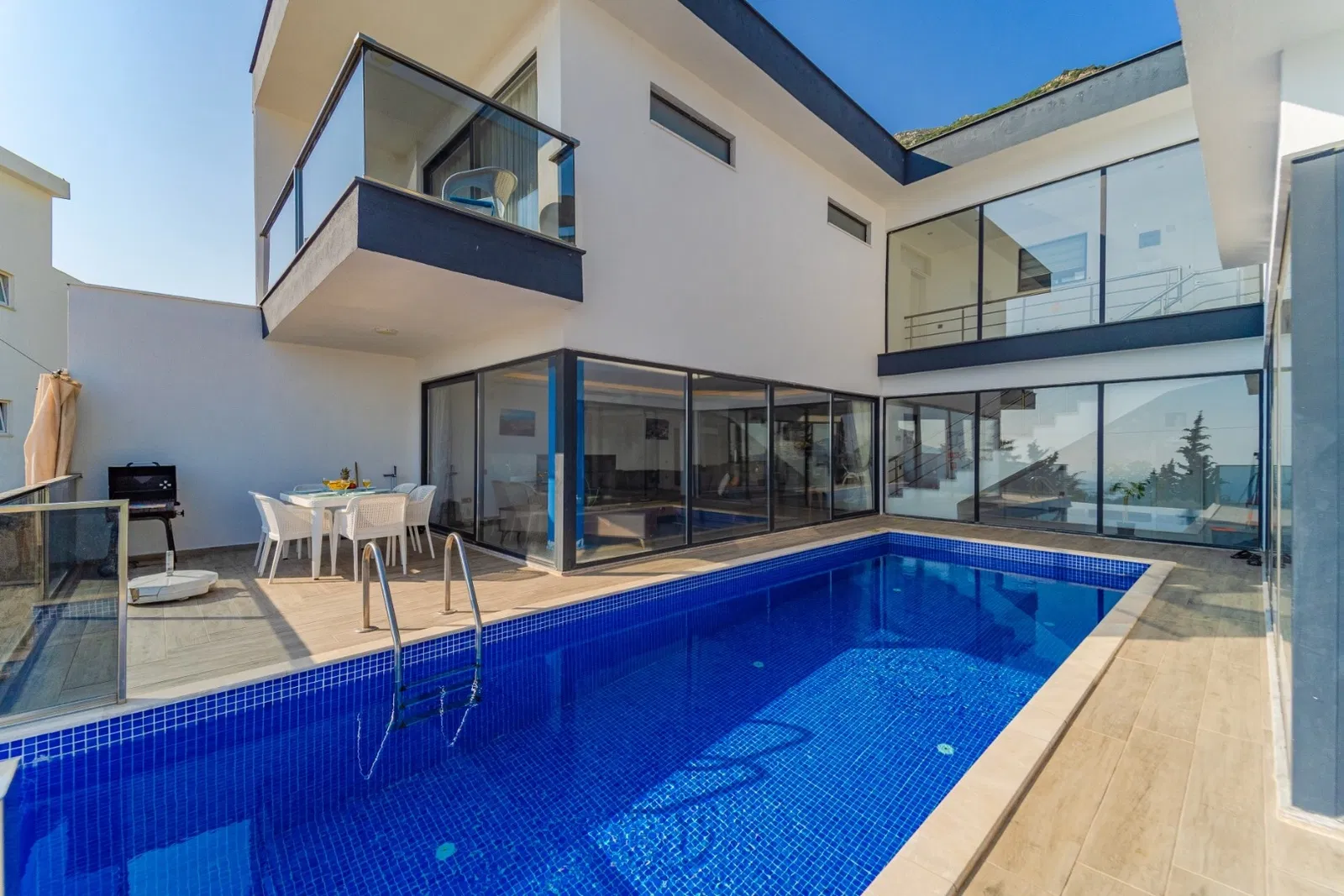Kalkan’da korunaklı havuzlu kiralık villa