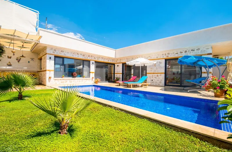 Kalkan’da jakuzili kiralık villa