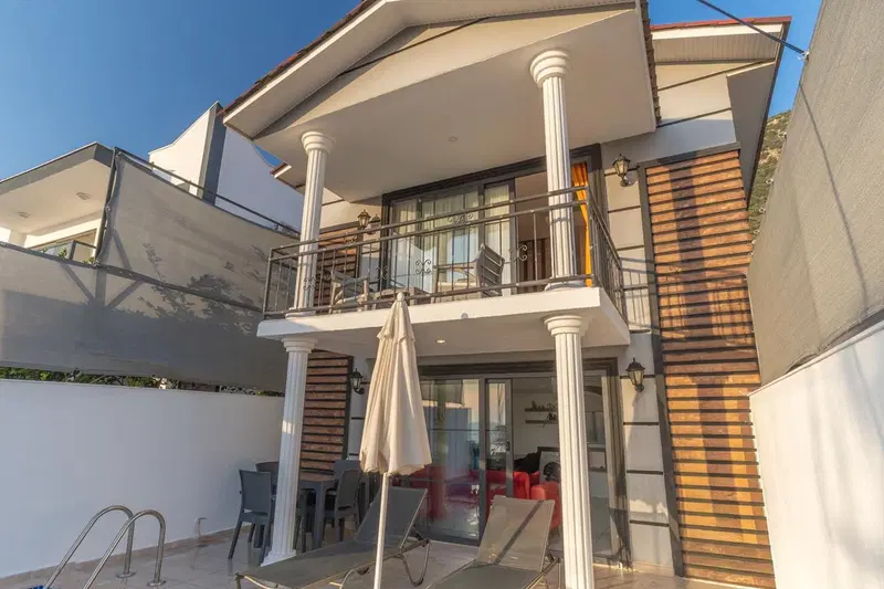 Kalkan’da korunaklı havuzlu kiralık villa