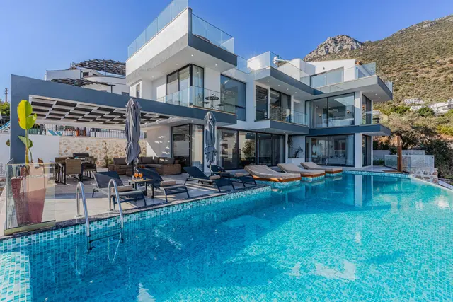 Kalkan’da Merkeze Yakın, Isıtmalı Havuzlu, 5 Yatak Odalı, Lüks Villa