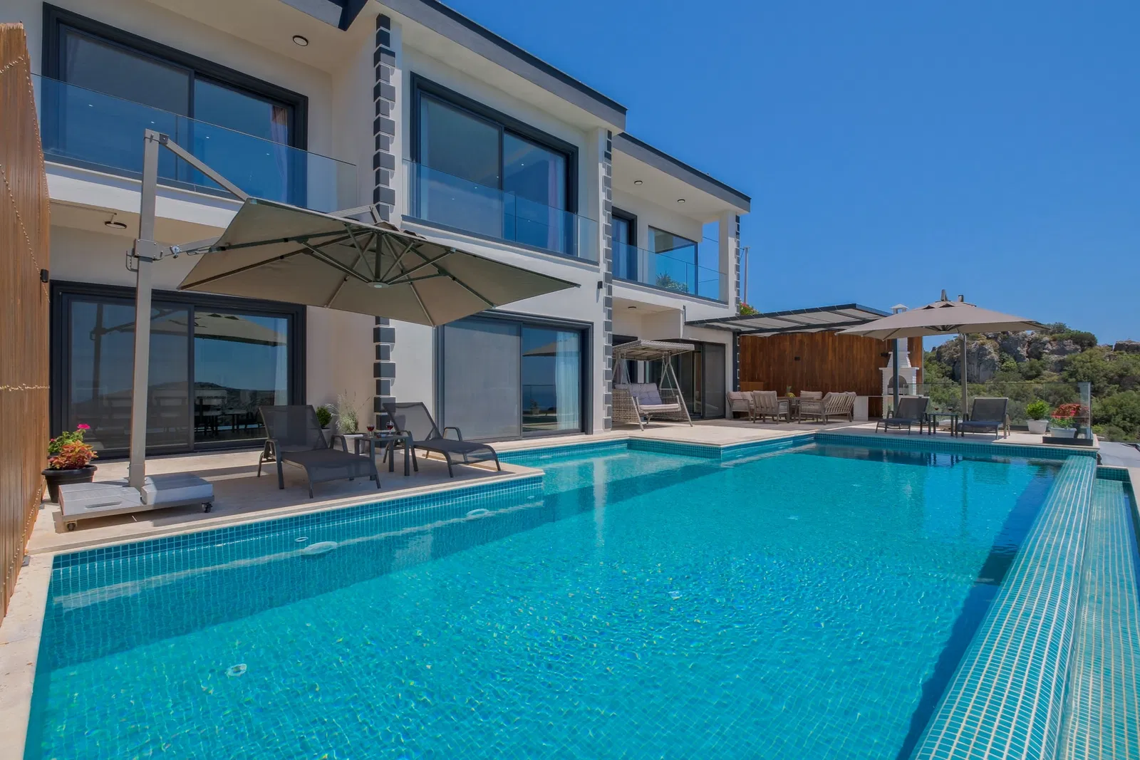 Kalkan’da ısıtmalı havuzlu kiralık villa