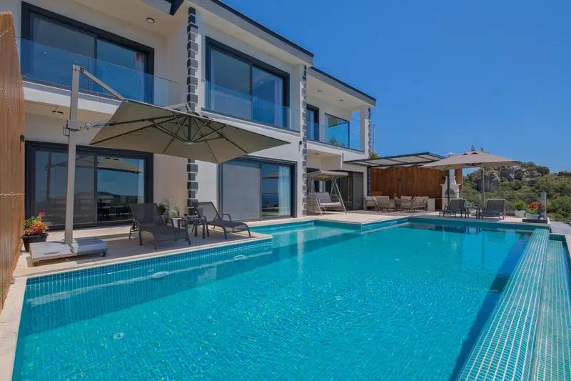Kalkan’da ısıtmalı havuzlu kiralık villa