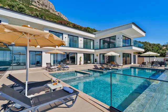 3 Yatak Odalı Isıtmalı Havuzlu Lüks Villa, Kalkan’da Korunaklı