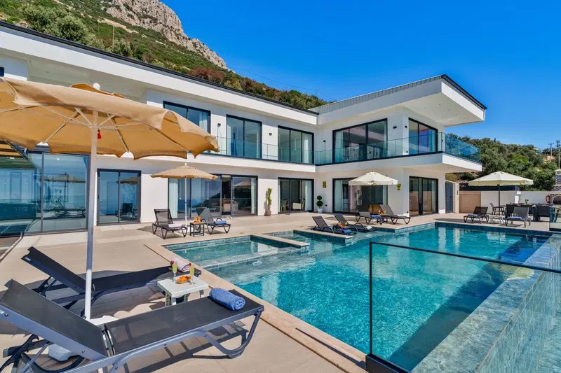 Kalkan’da korunaklı havuzlu kiralık villa