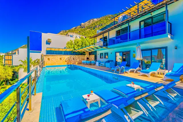 Deniz Manzaralı Kalkan’da 12 Kişilik Çocuk Havuzlu Kiralık Villa