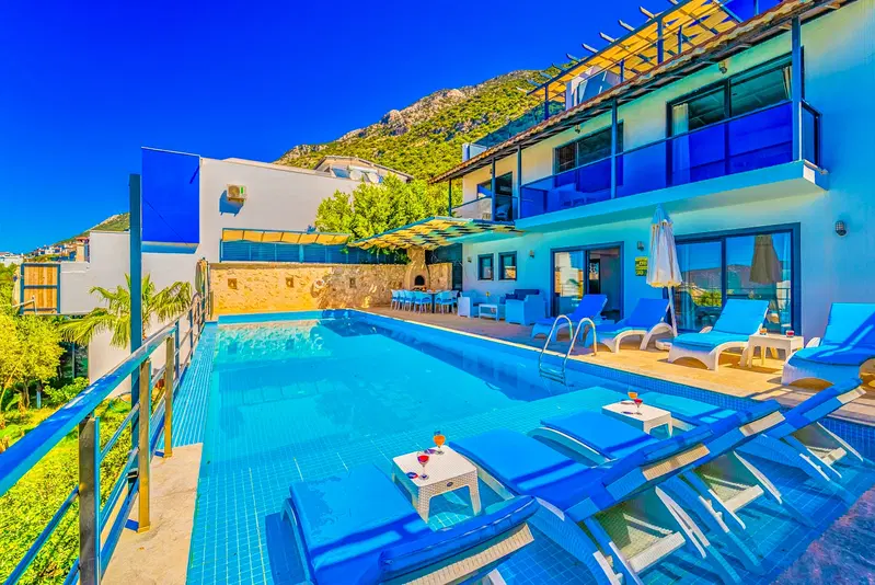 Kalkan’da korunaklı havuzlu kiralık villa