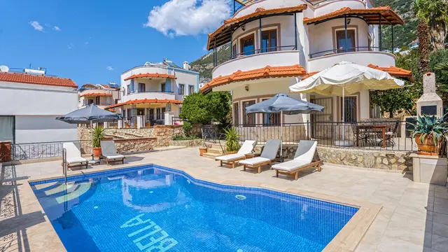 Merkeze Yakın Kalkan’da 3 Yatak Odalı Özel Havuzlu Ekonomik Villa