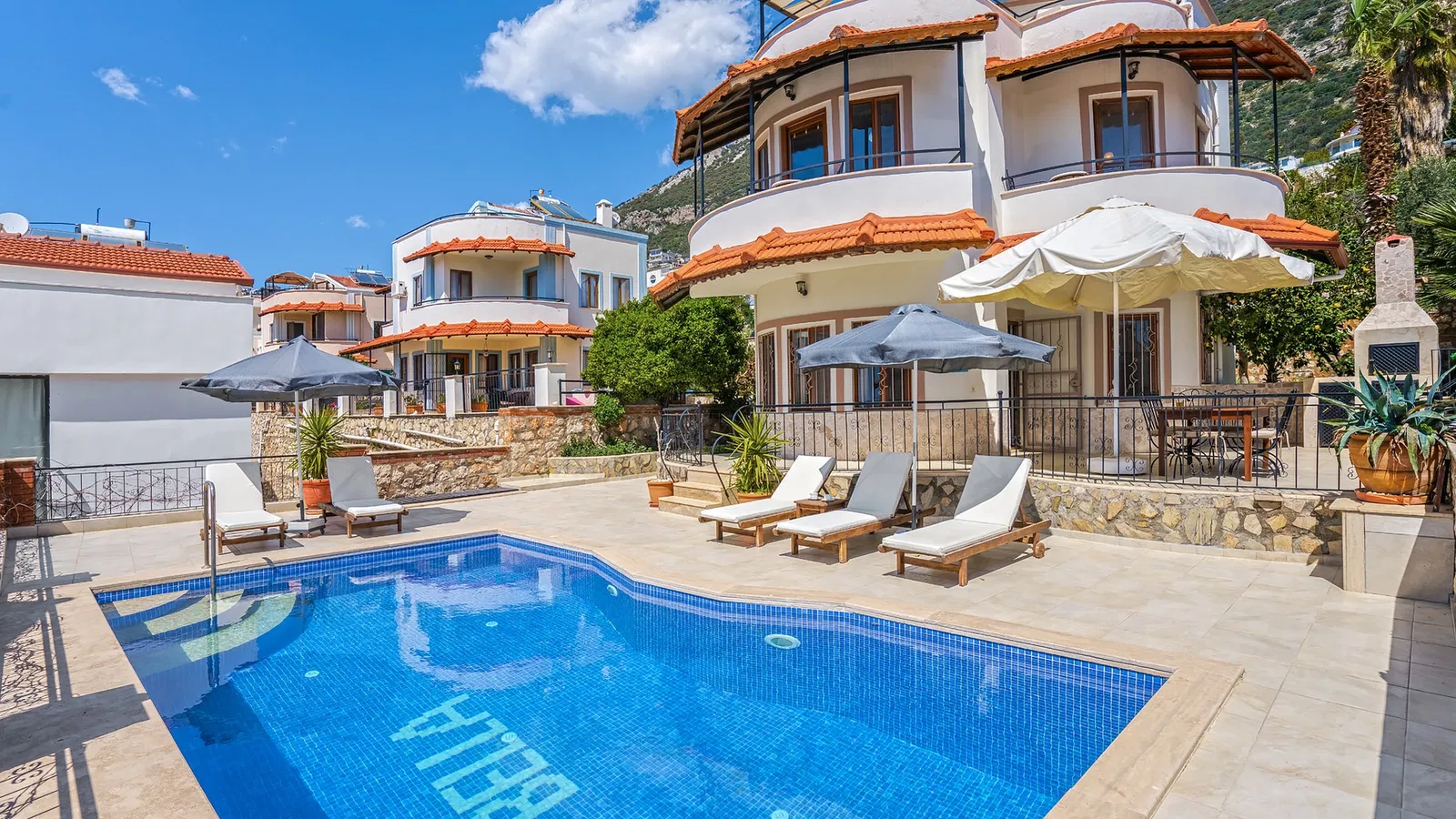 Kalkan’da deniz manzaralı kiralık villa