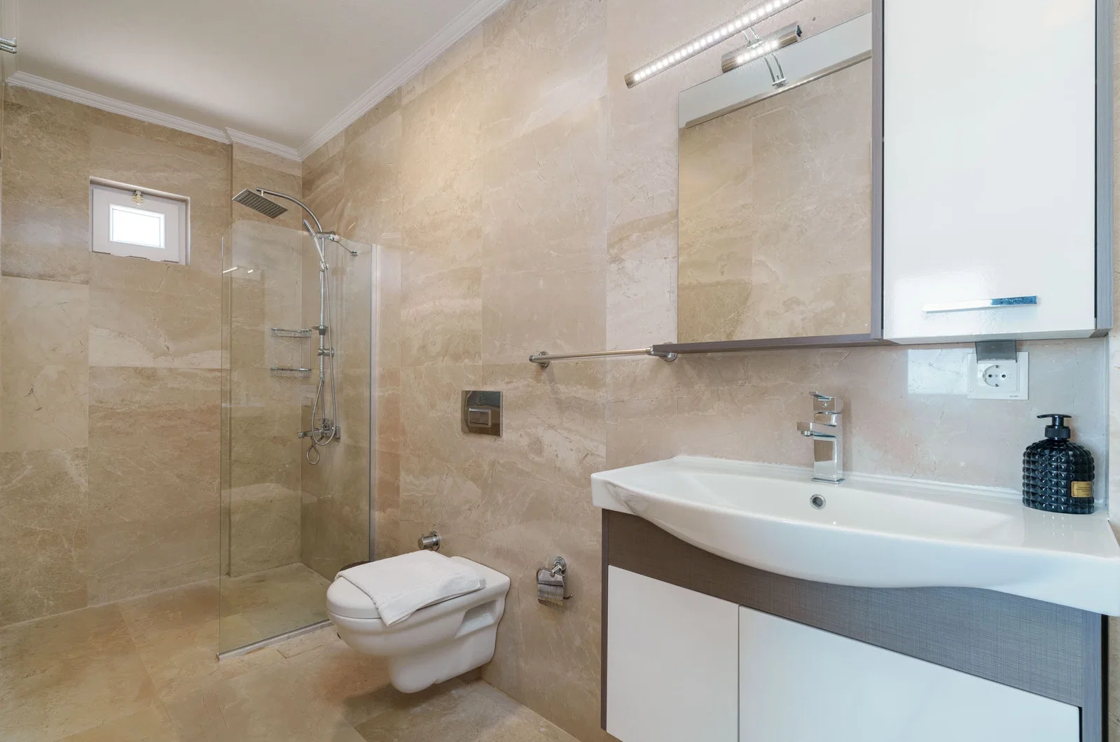 Kalkan’da Merkeze Yakın, Korunaklı Havuzlu, 8 Kişilik, Kiralık Villa