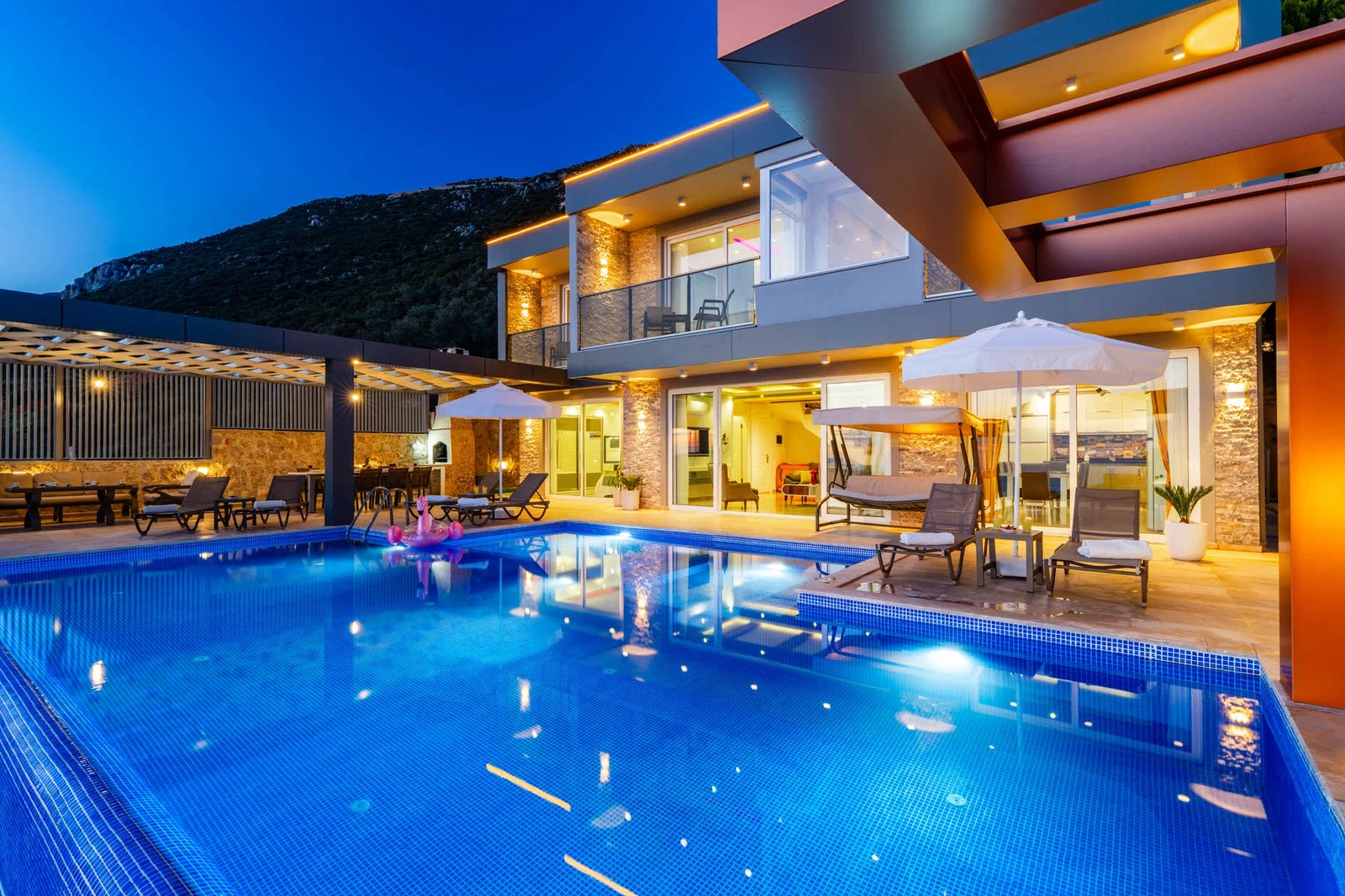 Kalkan’da Merkeze Yakın, Korunaklı Havuzlu, 8 Kişilik, Kiralık Villa
