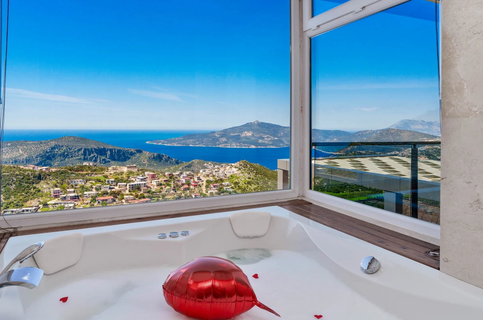 Kalkan’da Merkeze Yakın, Korunaklı Havuzlu, 8 Kişilik, Kiralık Villa