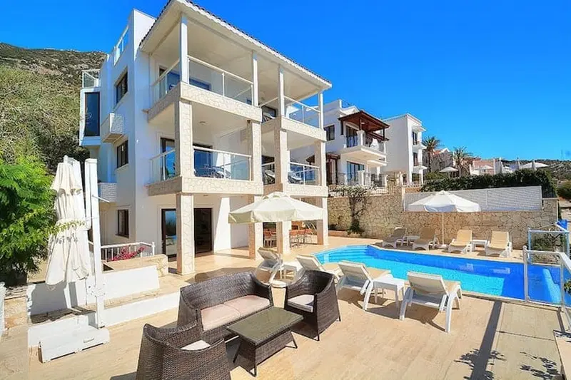 Kalkan’da deniz manzaralı kiralık villa
