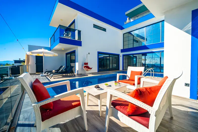Kalkan’da korunaklı havuzlu kiralık villa