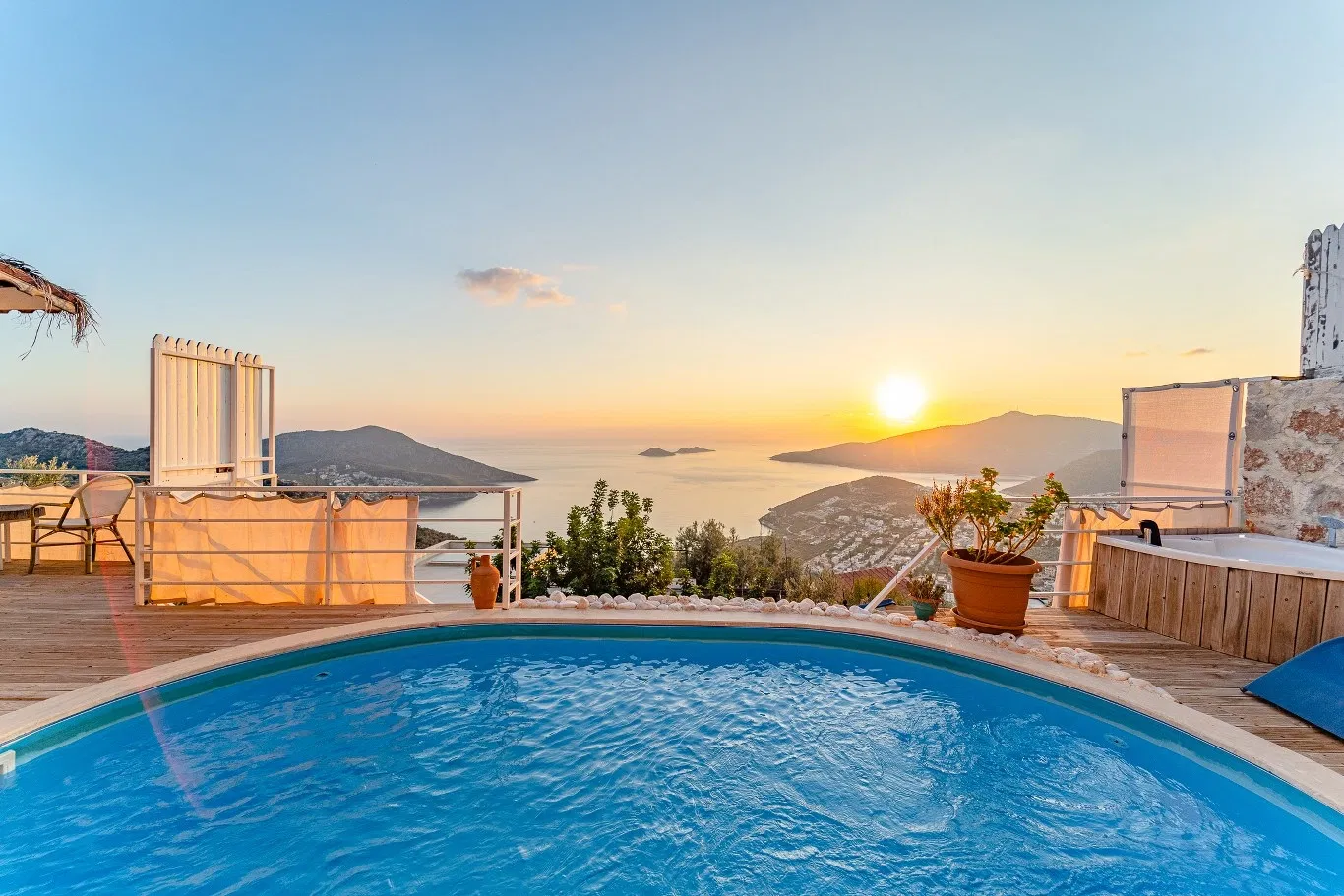 Kalkan’da korunaklı havuzlu kiralık villa