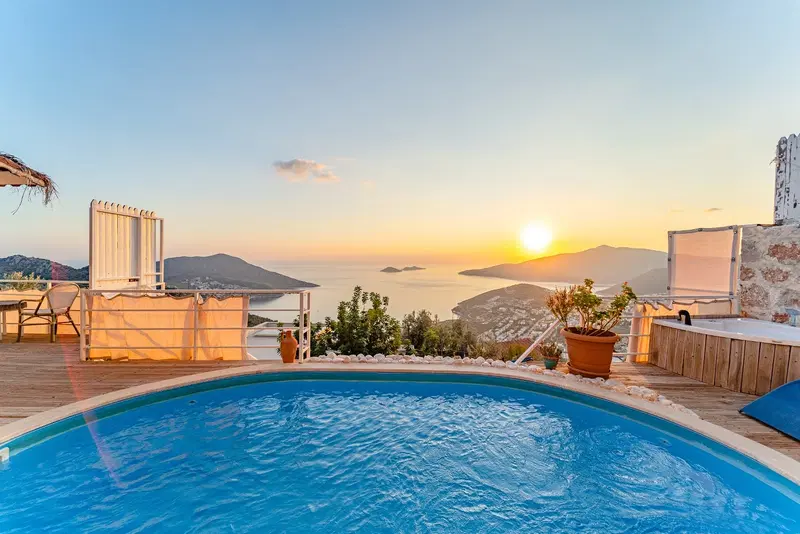 Kalkan’da korunaklı havuzlu kiralık villa