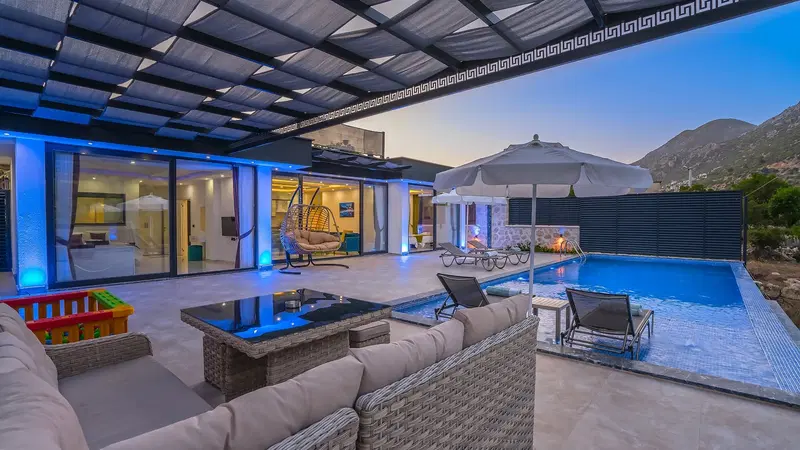 Kalkan’da korunaklı havuzlu kiralık villa