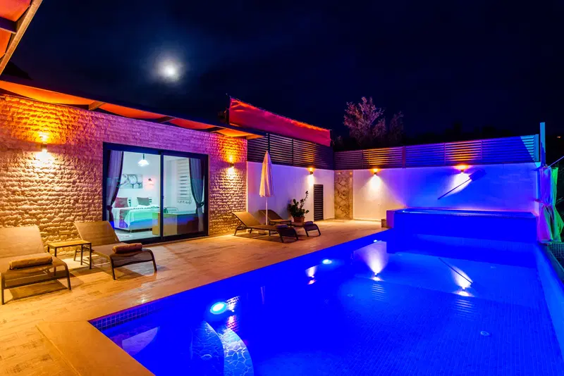 Kalkan’da korunaklı havuzlu kiralık villa