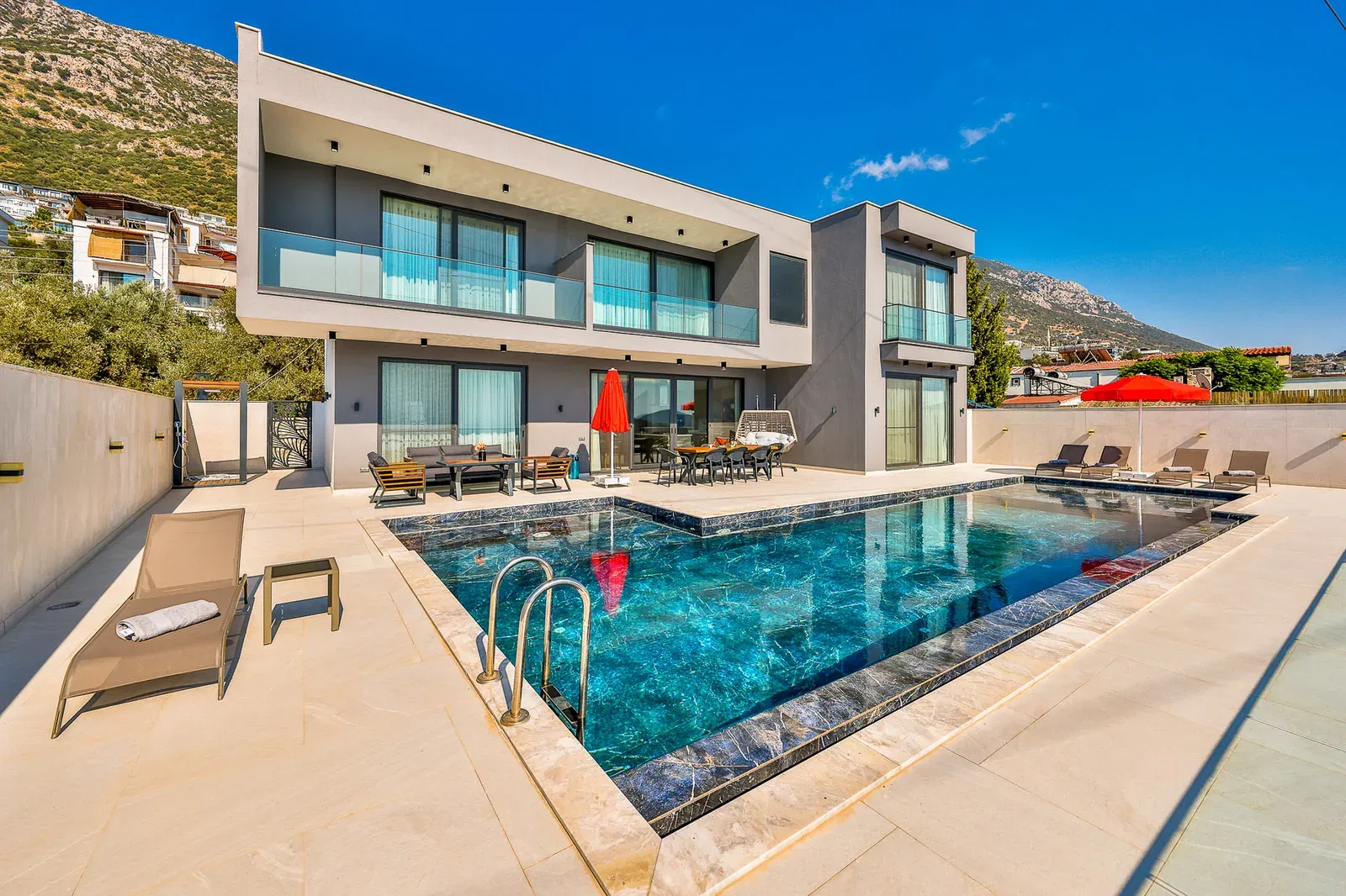 Kalkan’da kapalı havuzlu kiralık villa