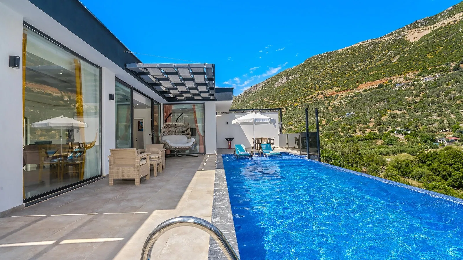 Kalkan’da korunaklı havuzlu kiralık villa