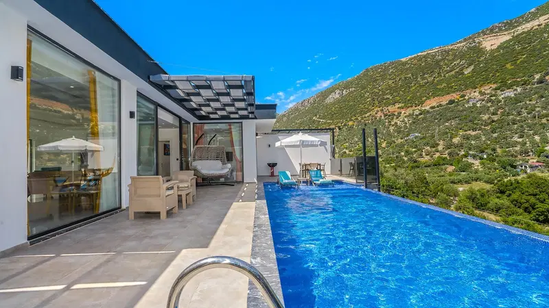 Kalkan’da korunaklı havuzlu kiralık villa