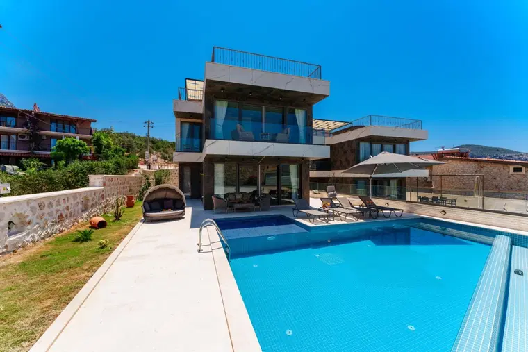 Deniz Manzaralı Kalkan’da 6 Kişilik Isıtmalı Havuzlu Villa