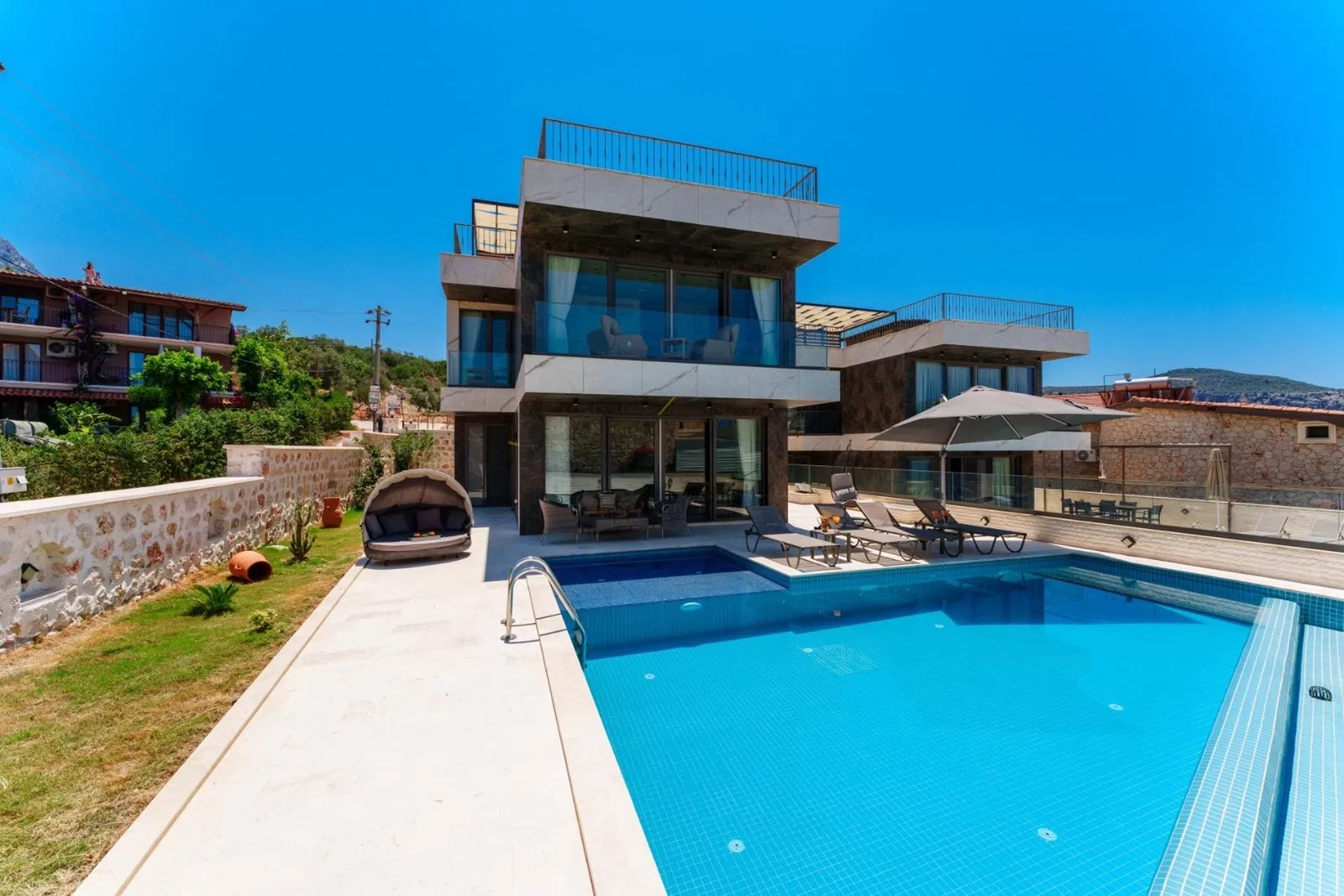 Kalkan’da ısıtmalı havuzlu kiralık villa