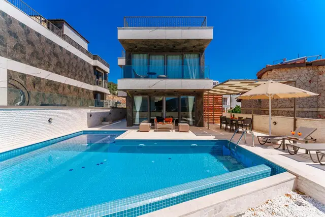 Kalkan’da Merkeze Yakın, Isıtmalı Havuzlu, 3 Yatak Odalı, Kiralık Villa