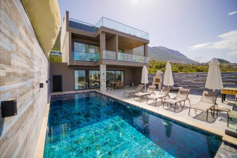 Kalkan’da jakuzili kiralık villa