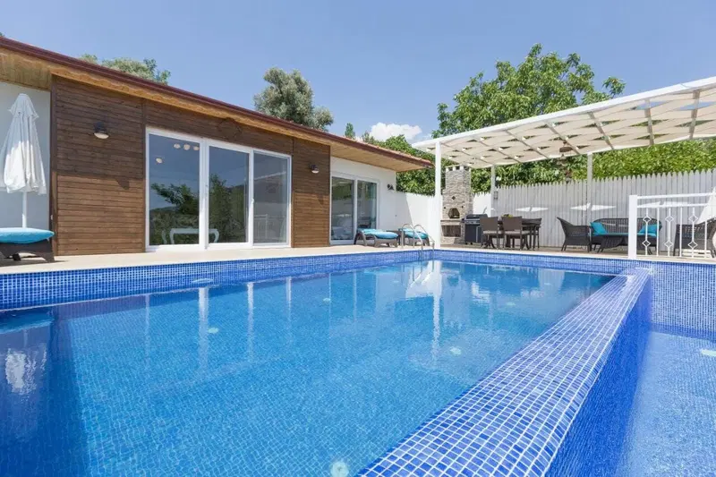 İslamlar’da korunaklı havuzlu kiralık villa