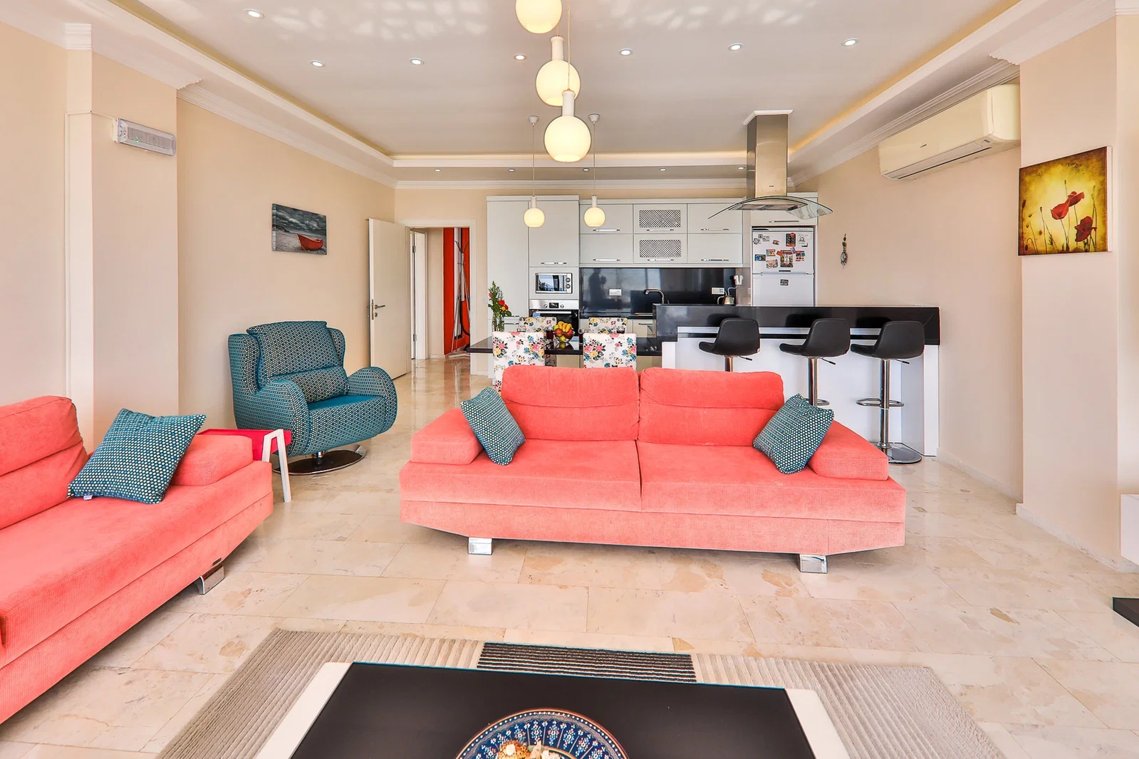 Üzümlü’de Korunaklı, Isıtmalı Havuzlu, 4 Kişilik, Kiralık Villa