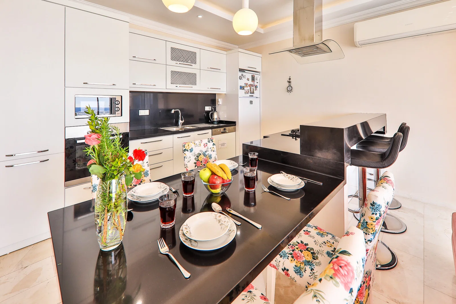 Üzümlü’de Korunaklı, Isıtmalı Havuzlu, 4 Kişilik, Kiralık Villa