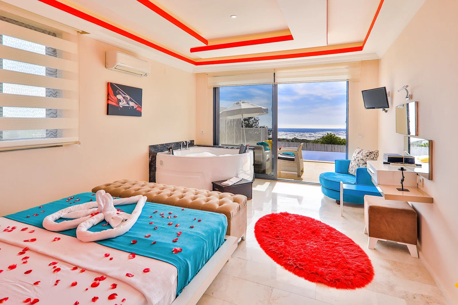 Üzümlü’de Korunaklı, Isıtmalı Havuzlu, 4 Kişilik, Kiralık Villa