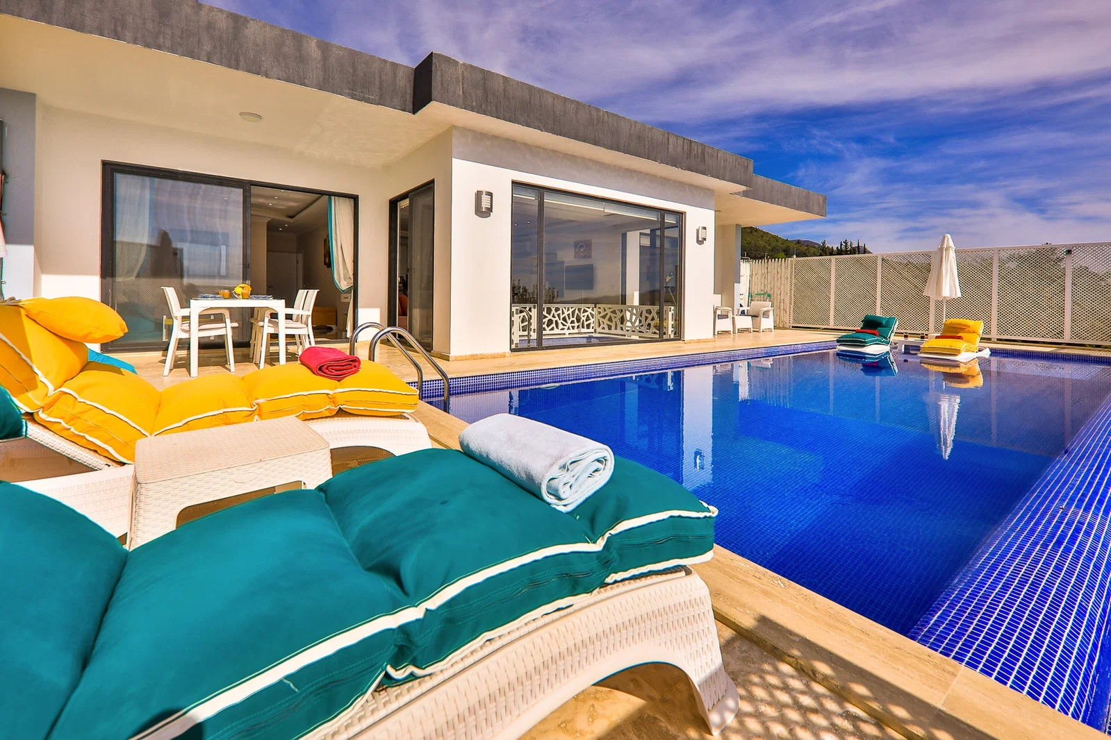 Üzümlü’de Korunaklı, Isıtmalı Havuzlu, 4 Kişilik, Kiralık Villa