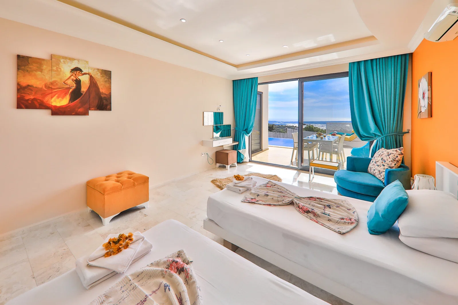 Üzümlü’de Korunaklı, Isıtmalı Havuzlu, 4 Kişilik, Kiralık Villa