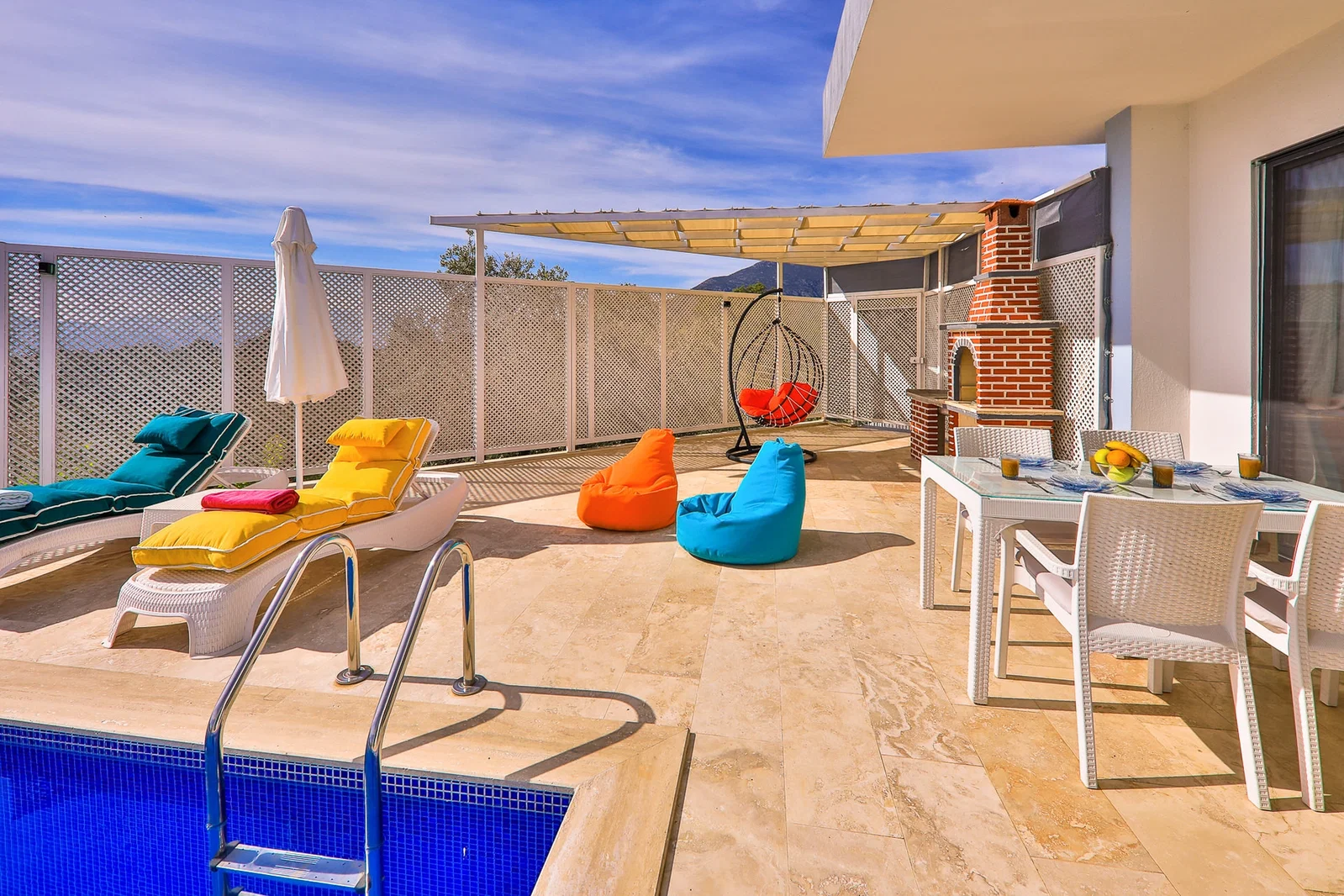 Üzümlü’de Korunaklı, Isıtmalı Havuzlu, 4 Kişilik, Kiralık Villa