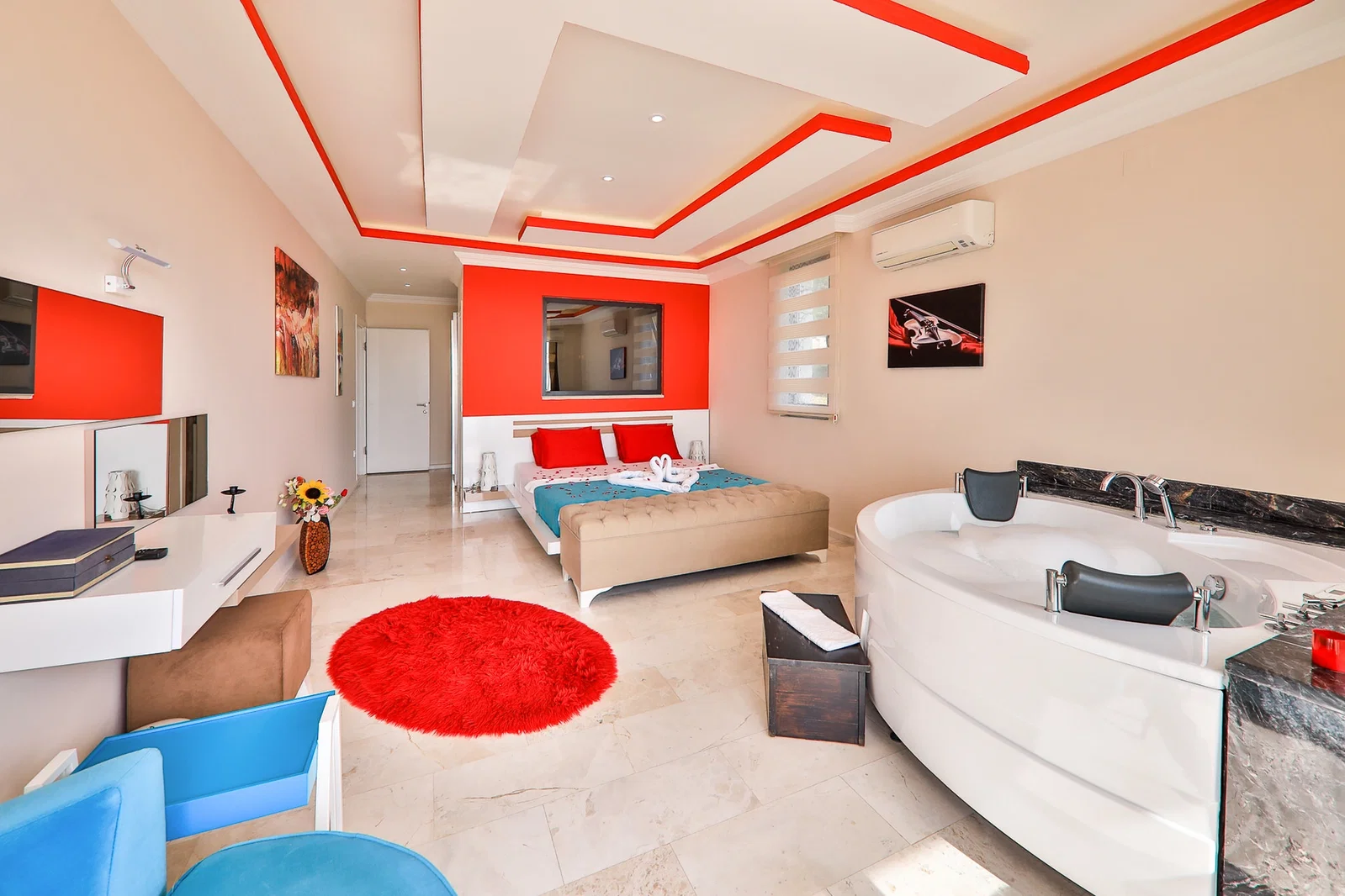 Üzümlü’de Korunaklı, Isıtmalı Havuzlu, 4 Kişilik, Kiralık Villa