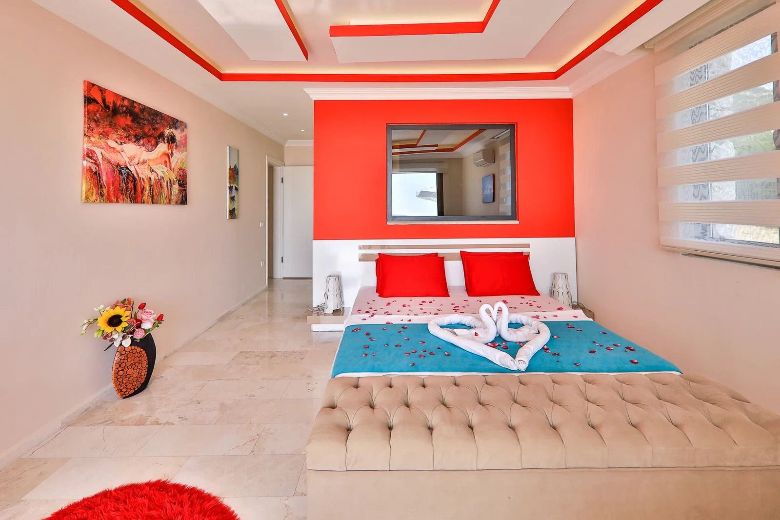 Üzümlü’de Korunaklı, Isıtmalı Havuzlu, 4 Kişilik, Kiralık Villa