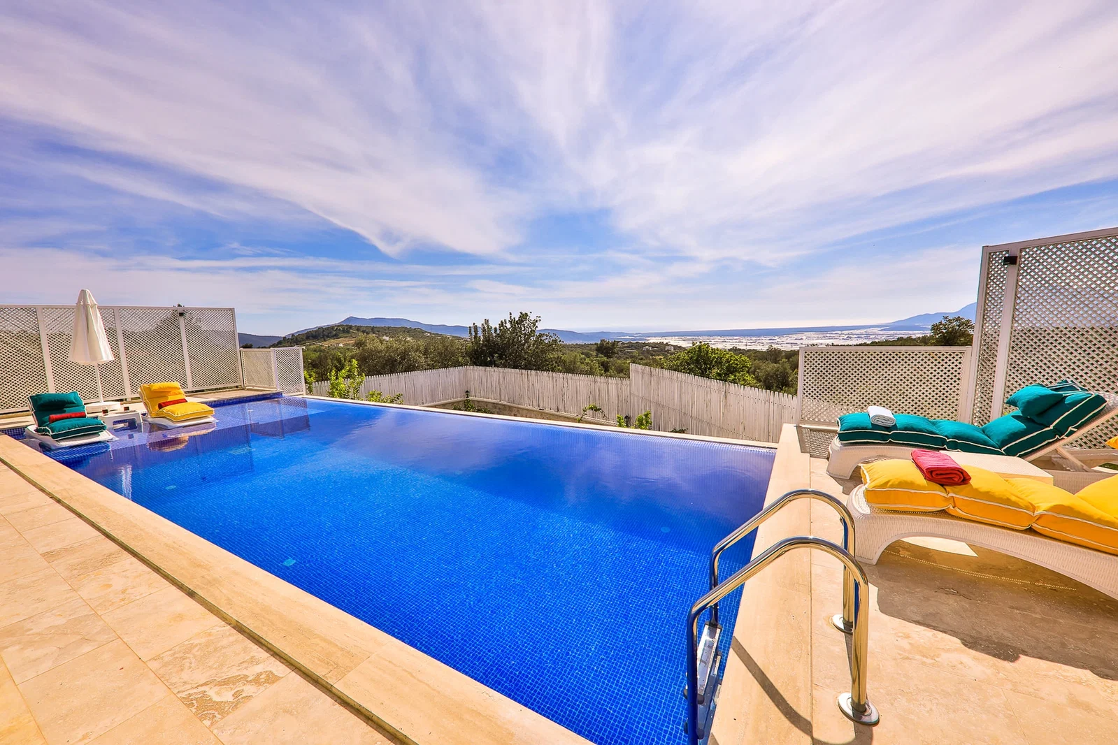 Üzümlü’de Korunaklı, Isıtmalı Havuzlu, 4 Kişilik, Kiralık Villa