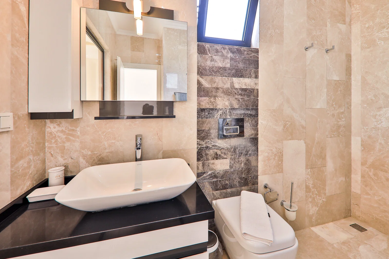 Üzümlü’de Korunaklı, Isıtmalı Havuzlu, 4 Kişilik, Kiralık Villa