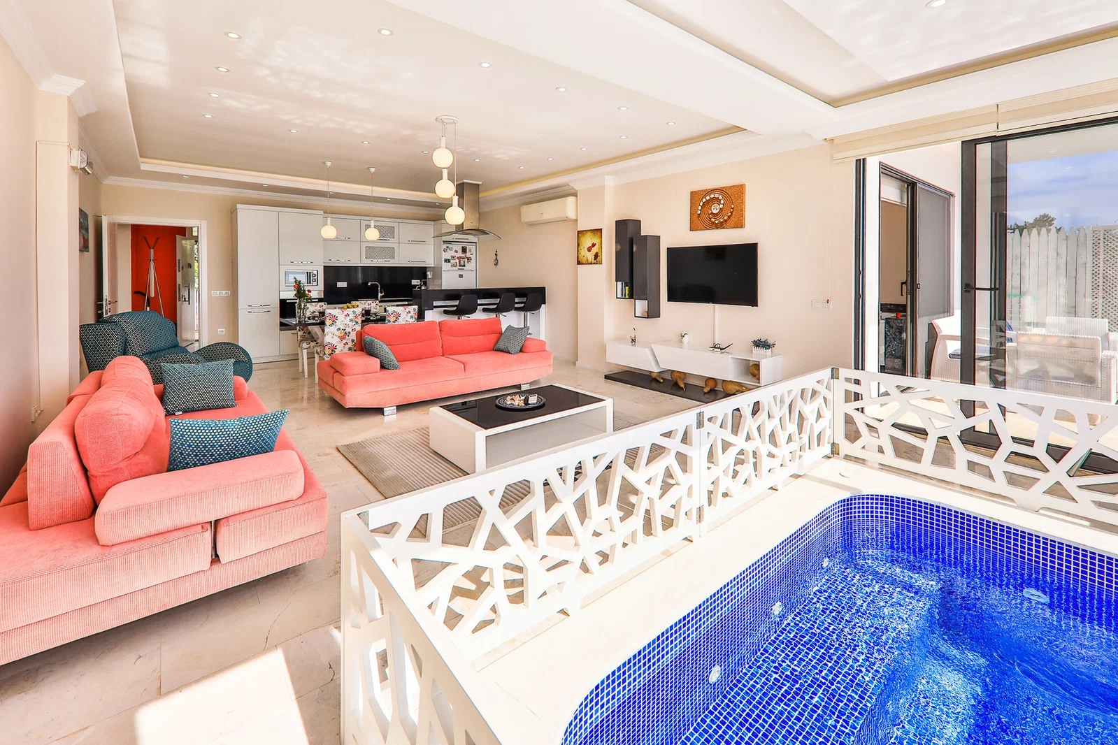 Üzümlü’de Korunaklı, Isıtmalı Havuzlu, 4 Kişilik, Kiralık Villa