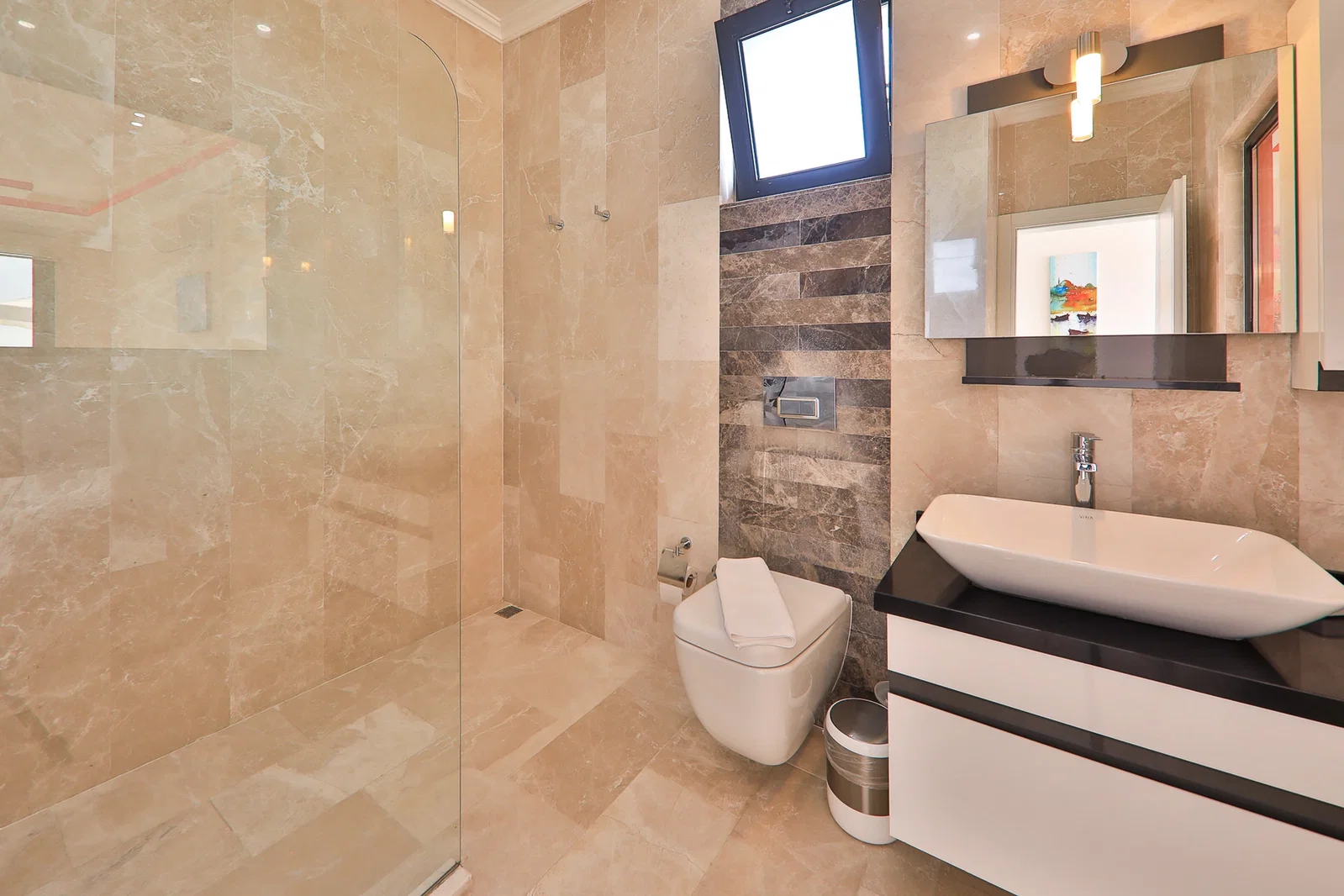 Üzümlü’de Korunaklı, Isıtmalı Havuzlu, 4 Kişilik, Kiralık Villa