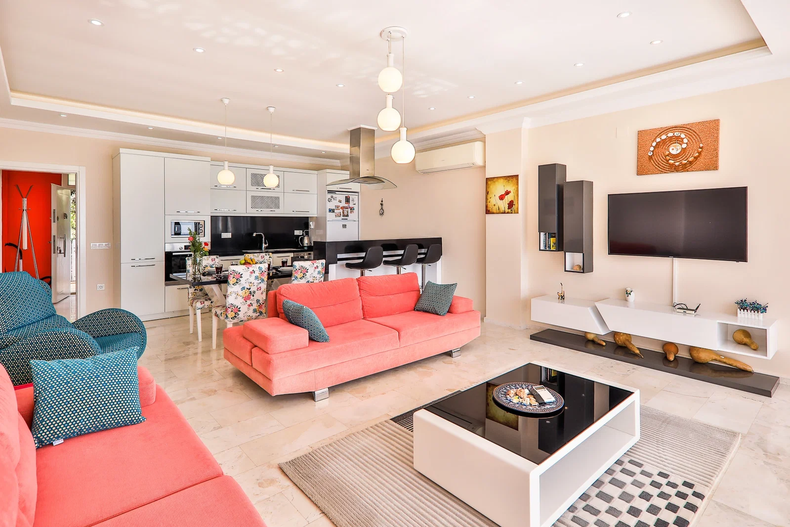 Üzümlü’de Korunaklı, Isıtmalı Havuzlu, 4 Kişilik, Kiralık Villa