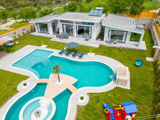 Sarıbelen’de Korunaklı, Çocuk Havuzlu, Jakuzili, Lüks Villa