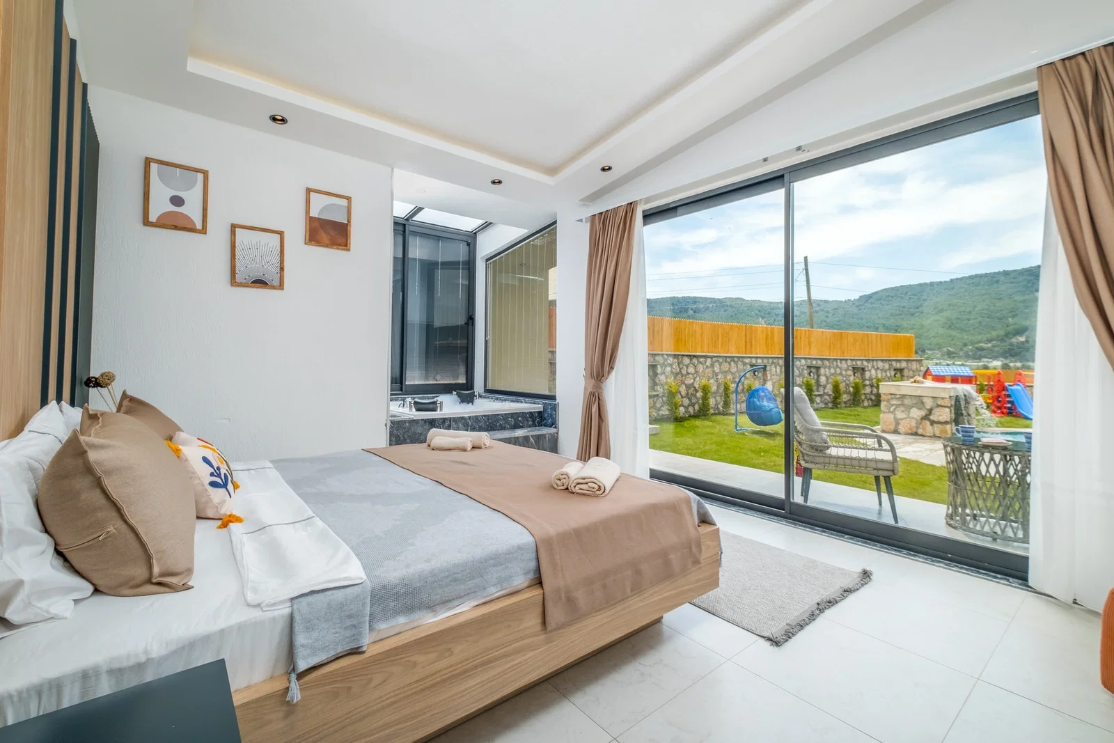 Sarıbelen’de Korunaklı, Çocuk Havuzlu, Jakuzili, Lüks Villa