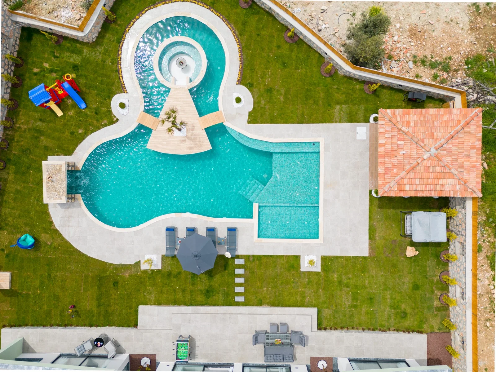 Sarıbelen’de Korunaklı, Çocuk Havuzlu, Jakuzili, Lüks Villa