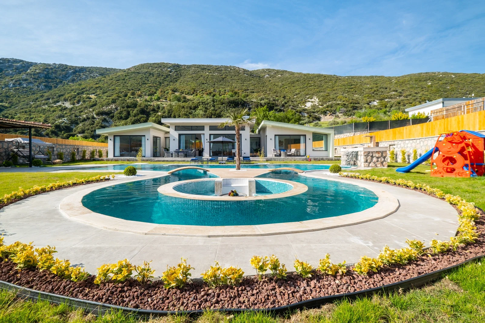 Sarıbelen’de Korunaklı, Çocuk Havuzlu, Jakuzili, Lüks Villa