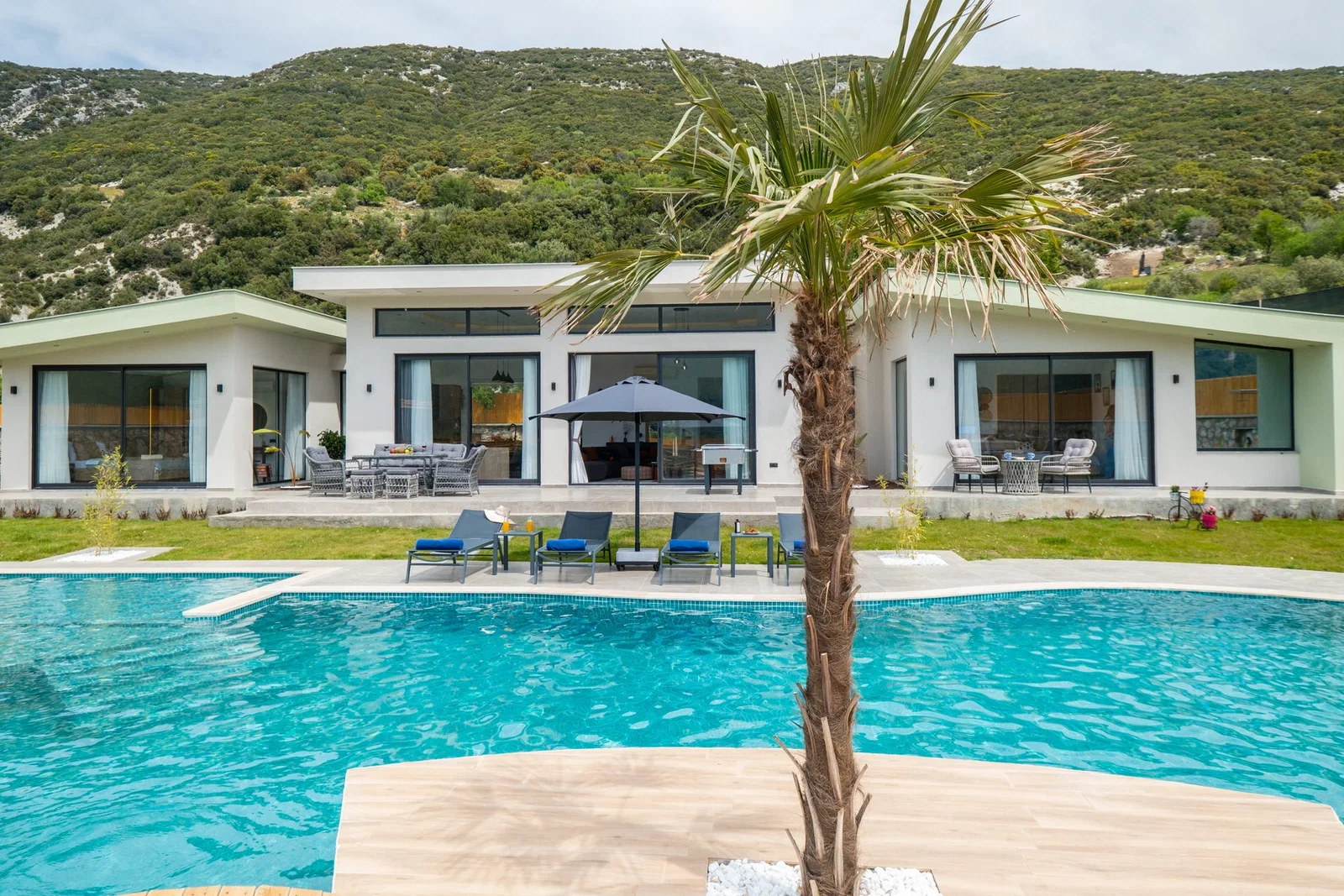 Sarıbelen’de Korunaklı, Çocuk Havuzlu, Jakuzili, Lüks Villa