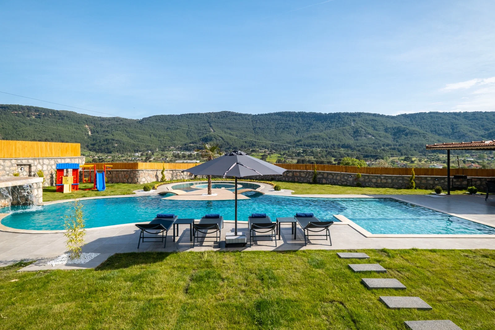 Sarıbelen’de Korunaklı, Çocuk Havuzlu, Jakuzili, Lüks Villa